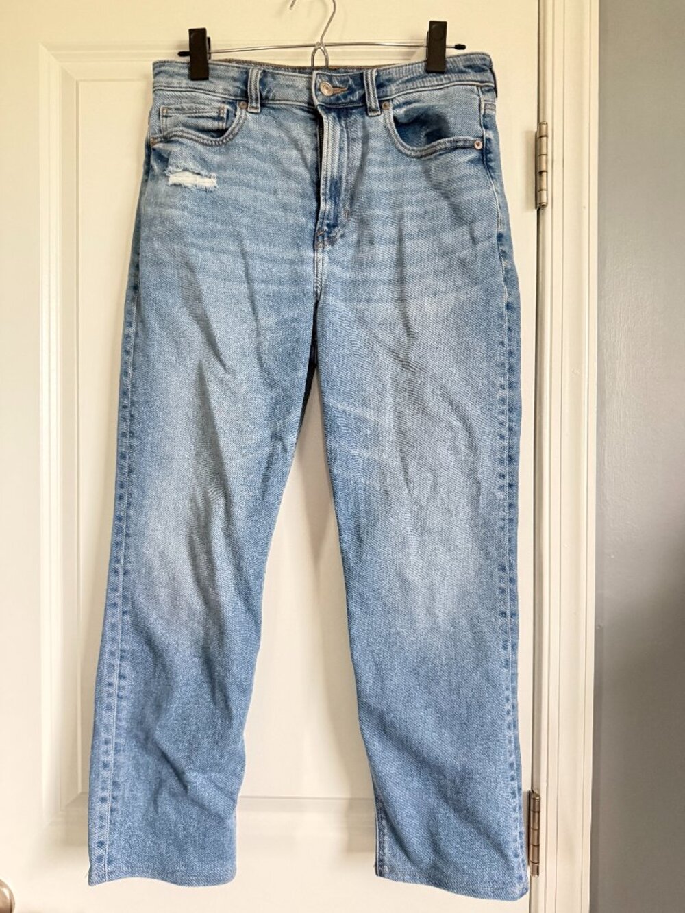 American Eagle High Waisted Mom Jean Light Wash Distressed Size 8 Short Stretch